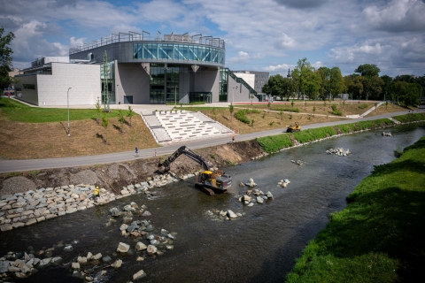 Pokračuje proměna levého břehu řeky Ostravice