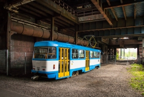 Tramvaj zaparkovaná mezi vysokými pecemi