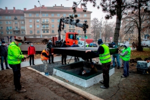 Památník obětem střelby u Fakultní nemocnice je již na místě