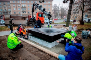 Památník obětem střelby u Fakultní nemocnice je již na místě