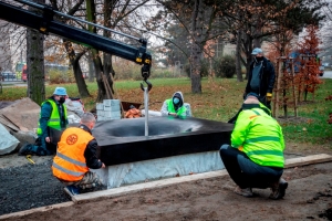 Památník obětem střelby u Fakultní nemocnice je již na místě