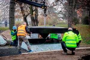 Památník obětem střelby u Fakultní nemocnice je již na místě